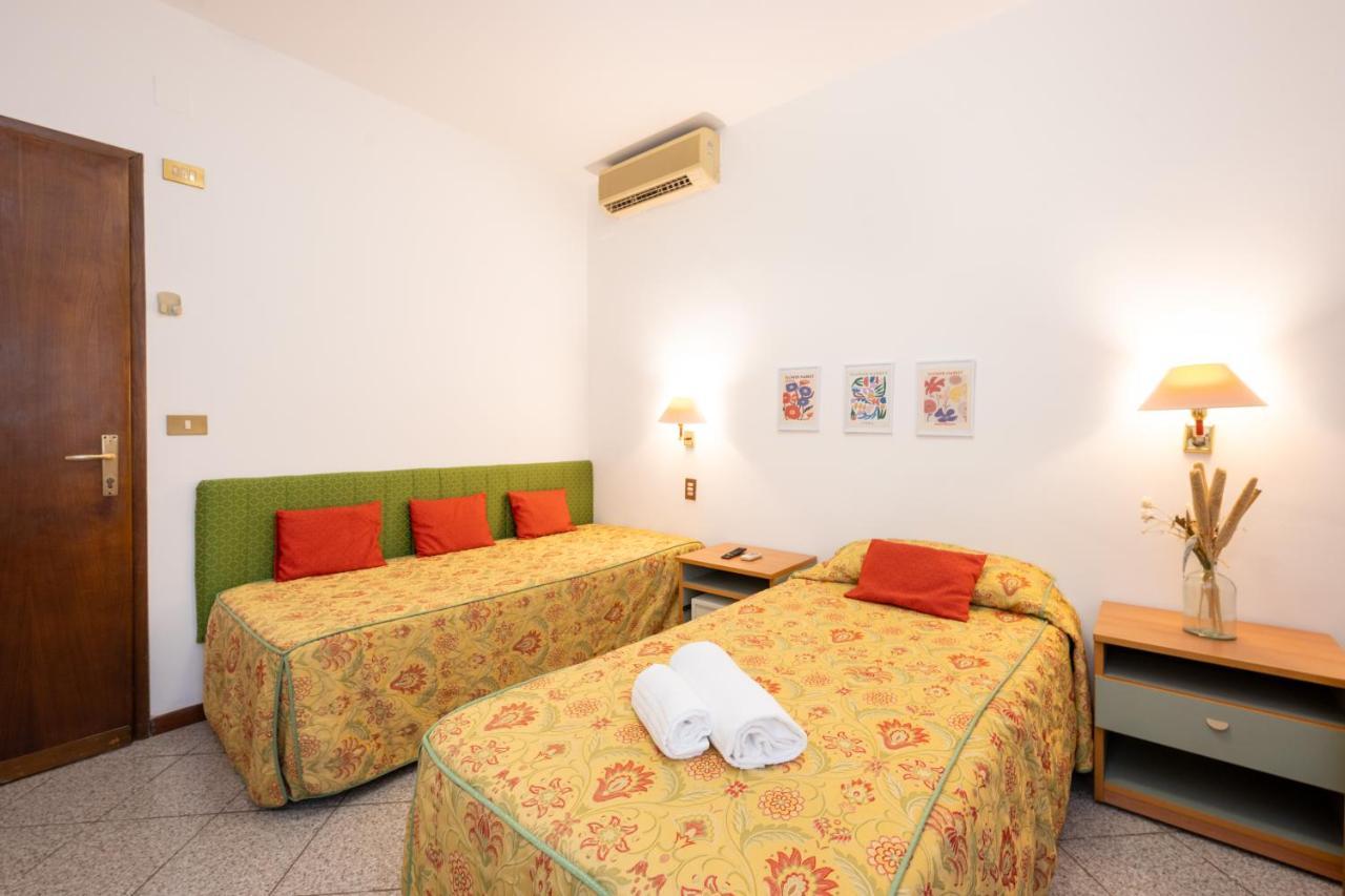 Camelia Rooms Venice Guesthouse เมสเตร ภายนอก รูปภาพ
