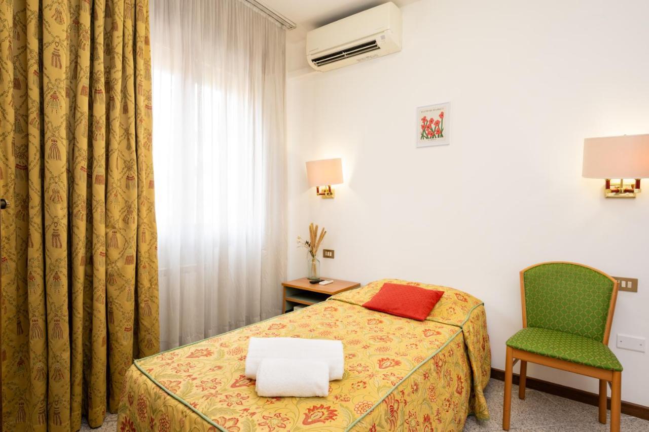 Camelia Rooms Venice Guesthouse เมสเตร ภายนอก รูปภาพ