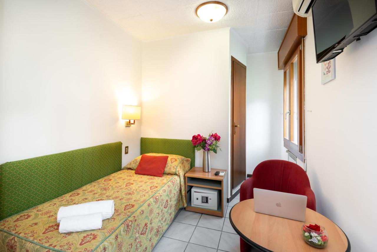 Camelia Rooms Venice Guesthouse เมสเตร ภายนอก รูปภาพ