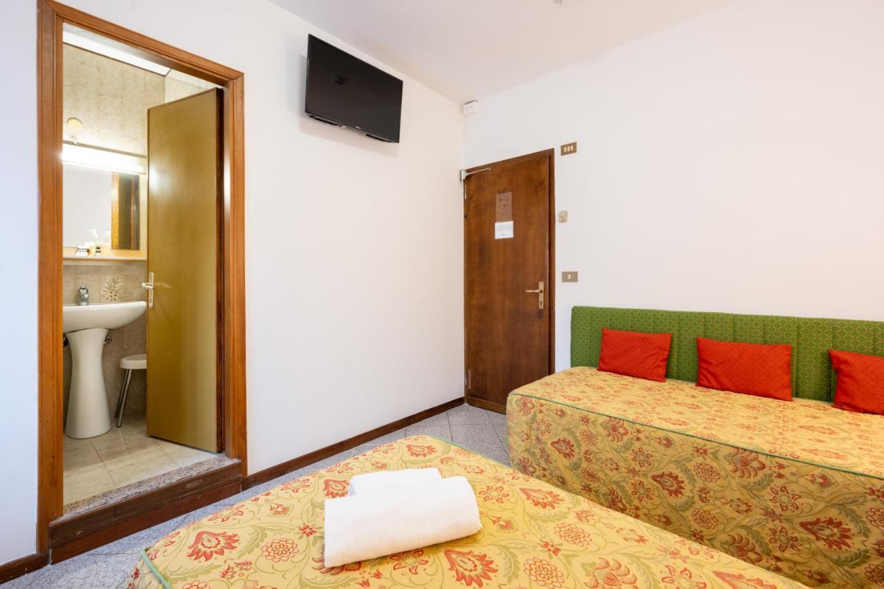 Camelia Rooms Venice Guesthouse เมสเตร ภายนอก รูปภาพ