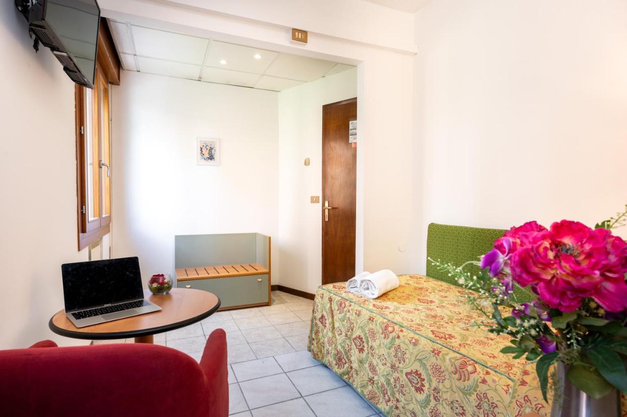 Camelia Rooms Venice Guesthouse เมสเตร ภายนอก รูปภาพ