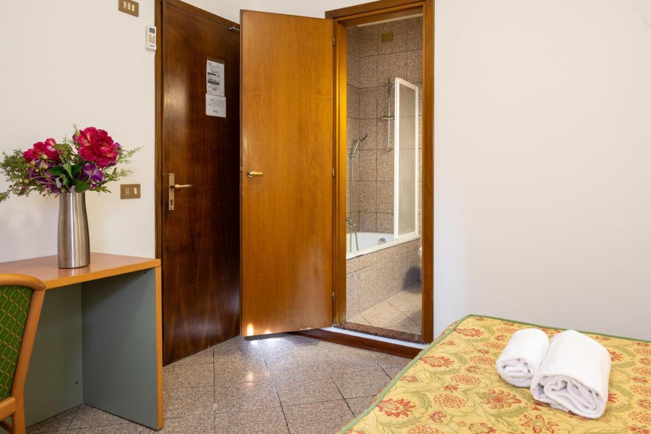 Camelia Rooms Venice Guesthouse เมสเตร ภายนอก รูปภาพ